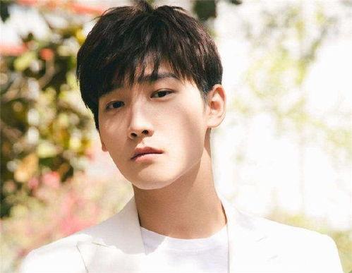 爱豆吃瓜娱乐酱罗云熙,从爱豆到瓜界新宠，揭秘他的吃瓜娱乐之路